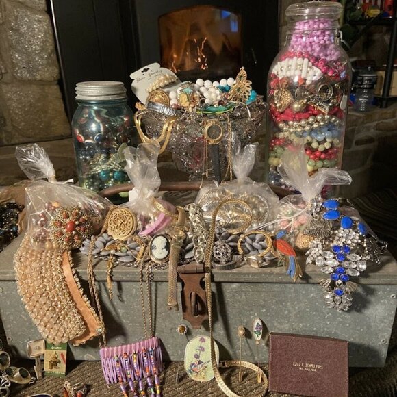 4lbs: unsorted unsearched untested. Mix of Estate/Costume/Vintage 90% wearables - Picture 2 of 10